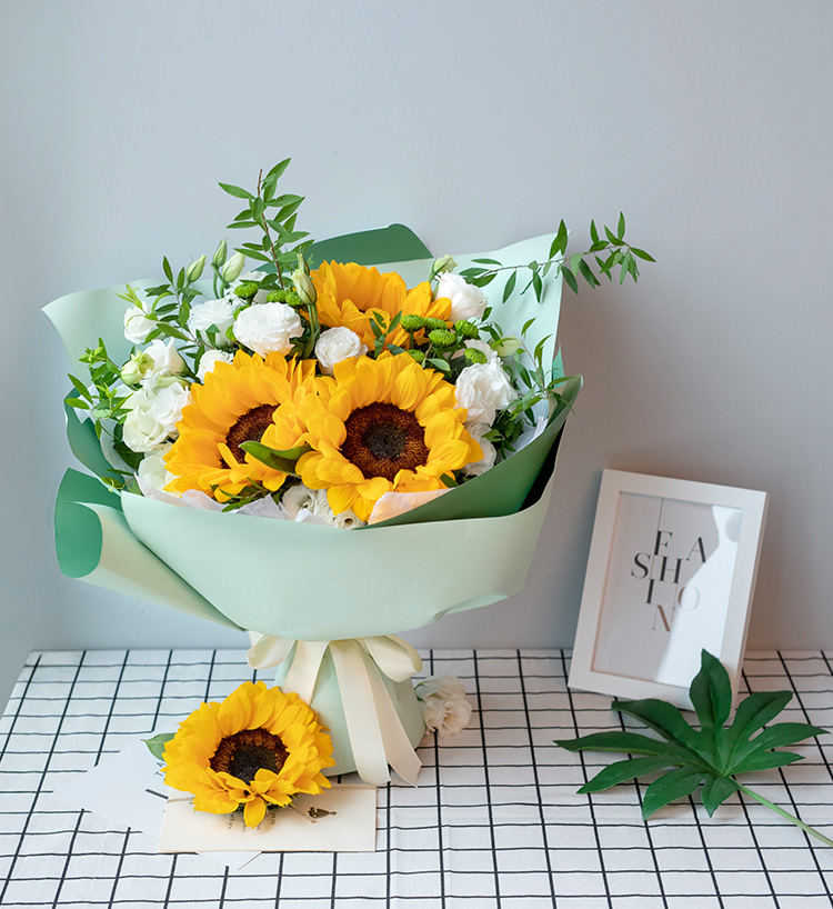 一缕清香-向日葵3枝，白色洋桔梗0.5扎，绿色小雏菊2枝，