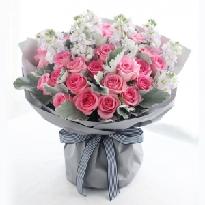 浪漫香气-苏醒玫瑰33枝、浅紫色紫罗兰1扎（紫罗兰花期为12-4月，其他月份用白色/粉色金鱼草等相似线状花材替代）、银叶菊1扎