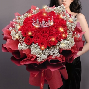 深情相伴-33朵玫瑰搭配满天星皇冠